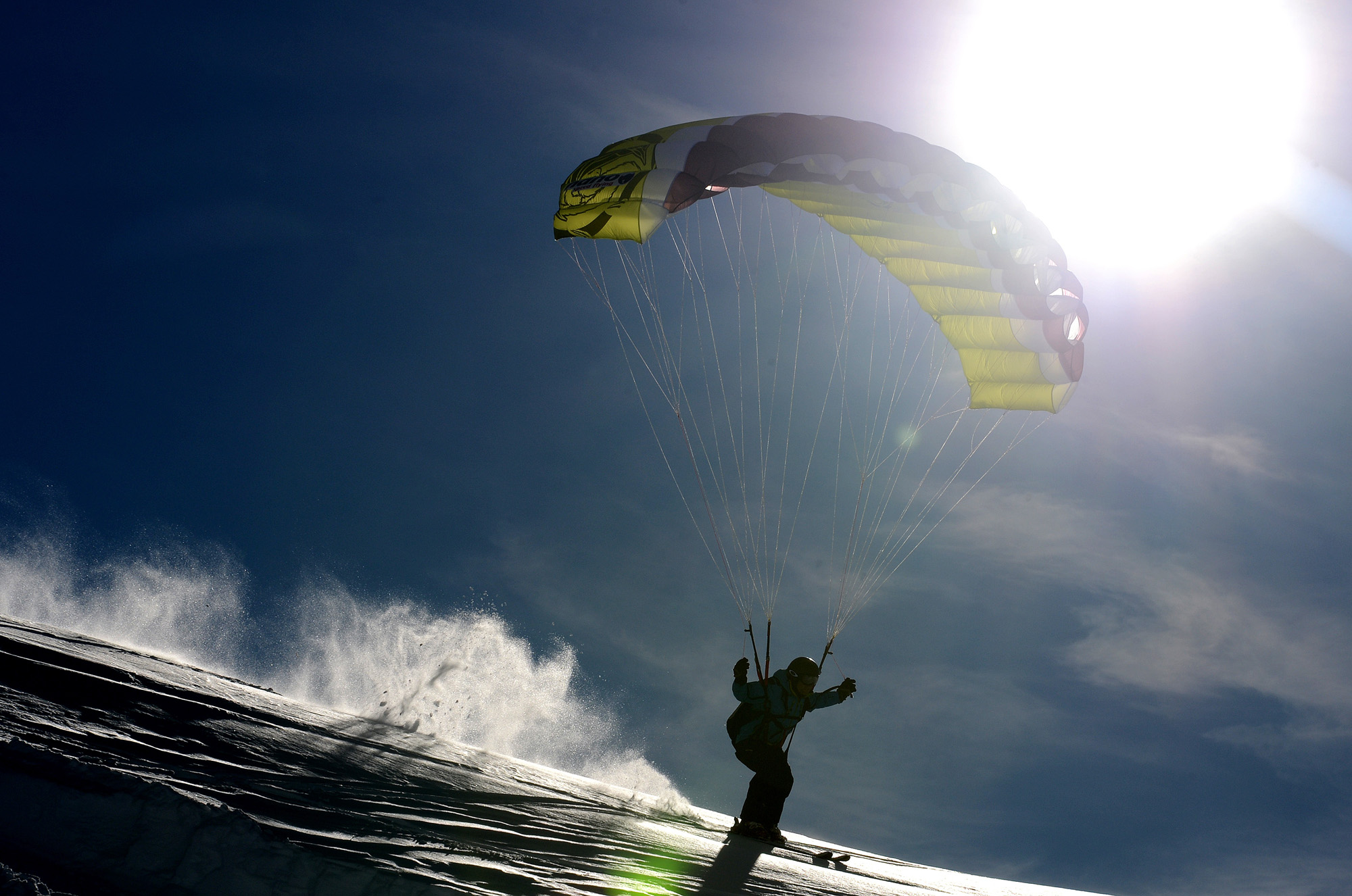 Un speed rider glisse sur une pente enneigée, dans la station française de Val d'Isère